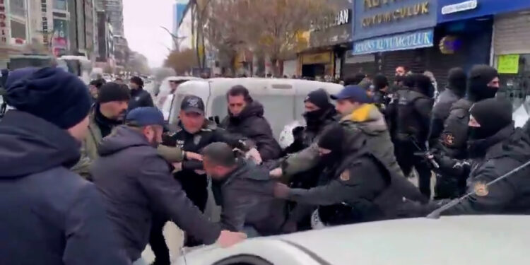 Wan’da Polis Saldırısı