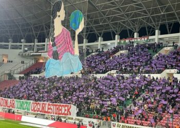 Amedspor Stadyumu Mora Boyandı