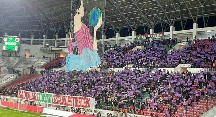 Amedspor Stadyumu Mora Boyandı