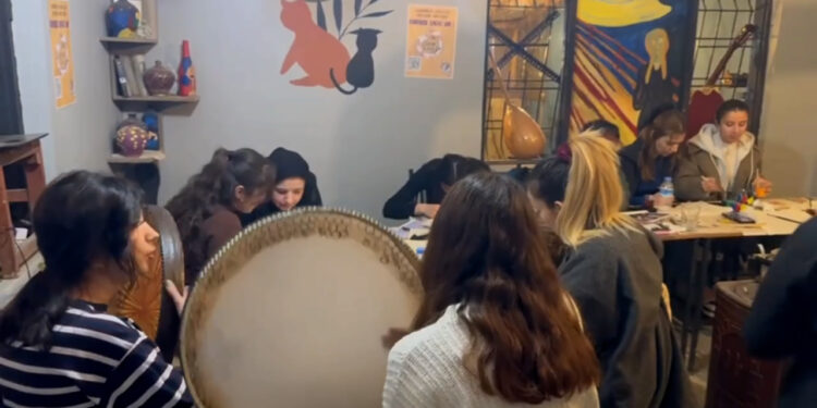 Genç Kadınlar 8 Mart’a Hazırlanıyor