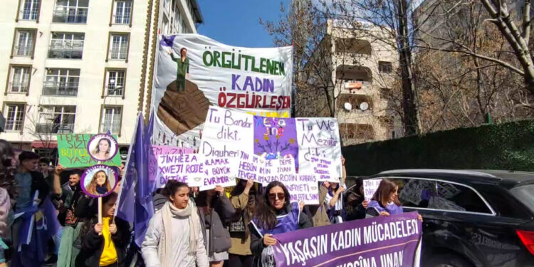 Genç Kadınlardan Yürüyüş