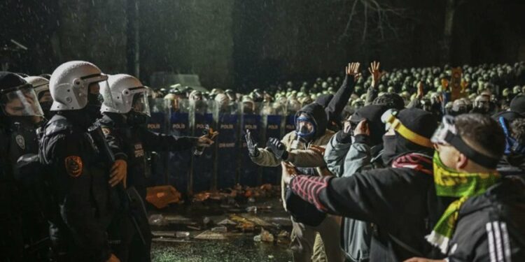 Birçok Kentte Ev Baskınları