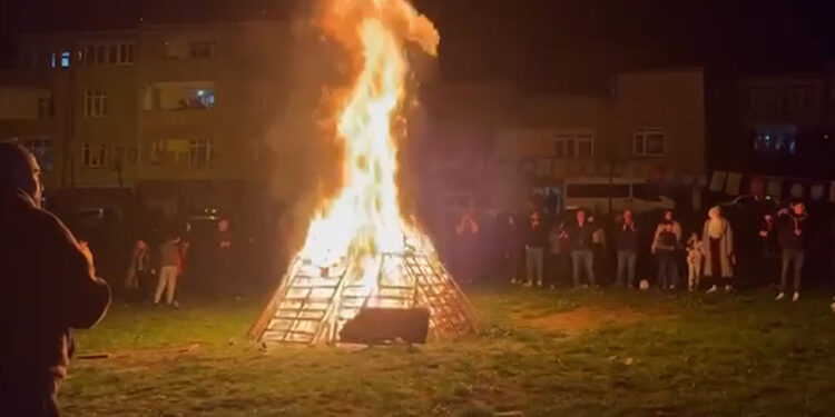 Gençlerden İstanbul’da Newroz Kutlaması