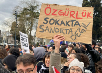 İzmir’de Öğrenciler Gözaltına Alındı