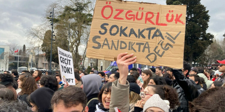 İzmir’de Öğrenciler Gözaltına Alındı