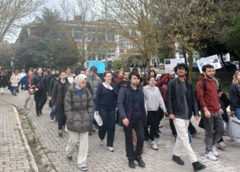 “Binlerce Öğrenci Boykotta”