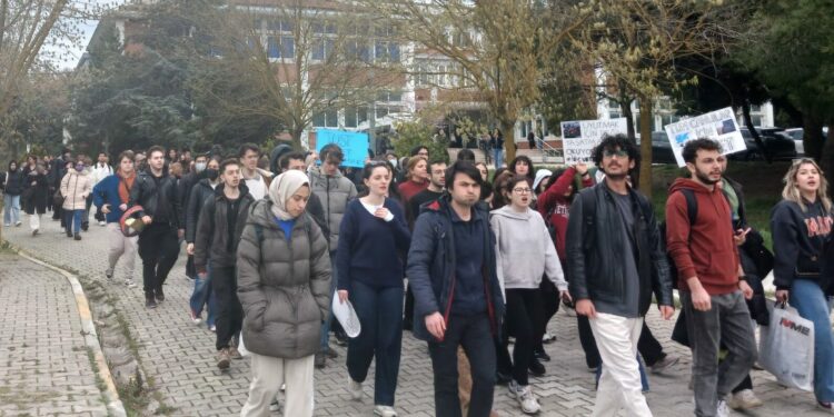 “Binlerce Öğrenci Boykotta”