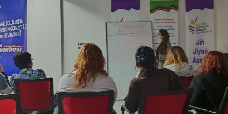 Genç Kadınlar ‘Güneşi Kucakla’ Şiarıyla Alanlarda