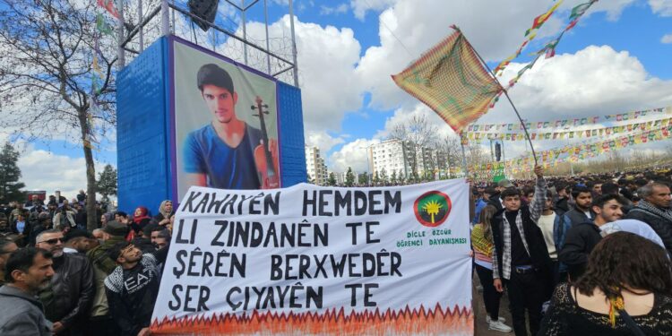 Gençler Newroz’a Akın Etti