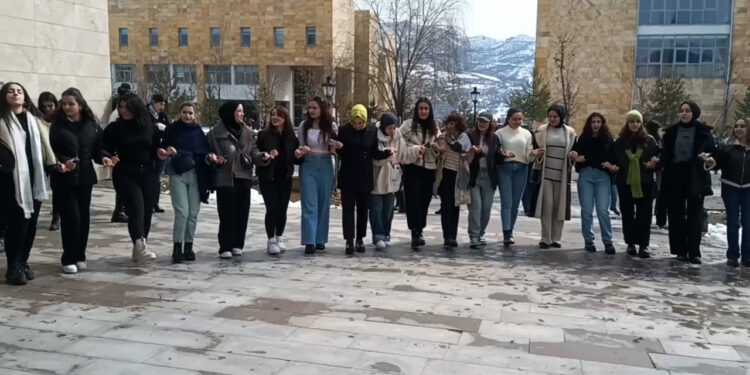 Öğrencilerden 8 Mart kutlaması