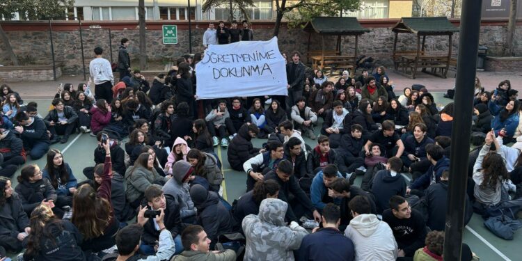 Lise Öğrencileri Eylemde