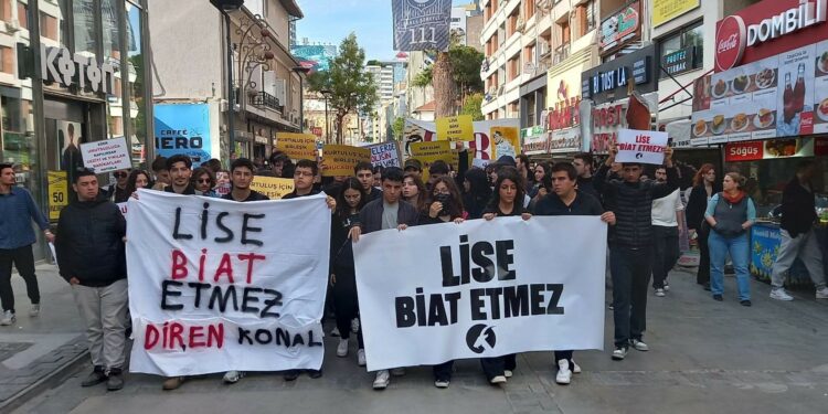 Liseli Öğrencilerin Protestosu Sürüyor