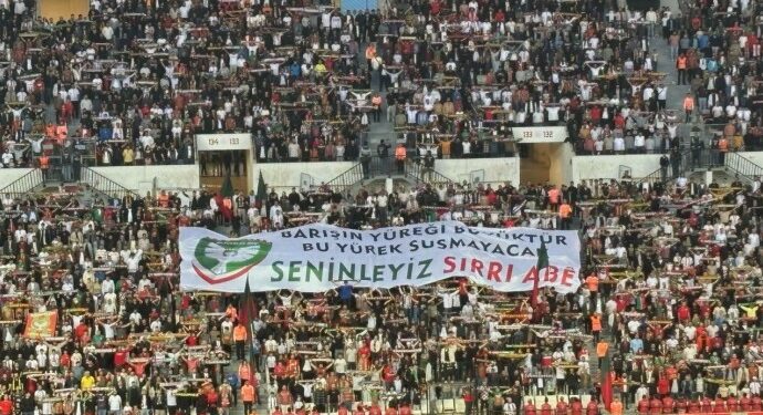 Amedspor ‘Geçmiş Olsun Sırrı Abi’ Pankartıyla Sahaya Çıktı