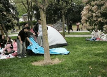 Depremde Sokağa Çıkan Halk Parklara Yerleşti