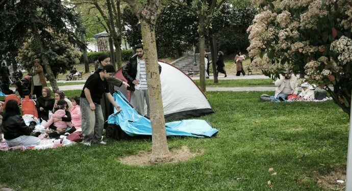 Depremde Sokağa Çıkan Halk Parklara Yerleşti