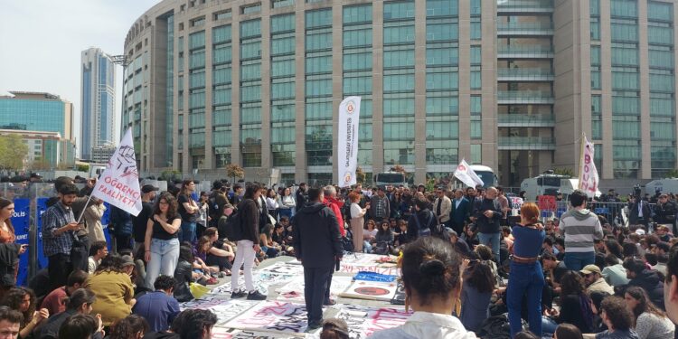 Üniversite Öğrencilerinden Adliye Önünde Dayanışma