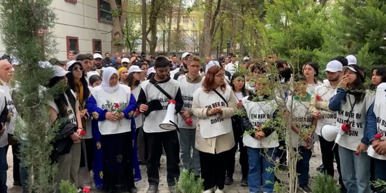 Gençlerden ”33 Düş Yolcusu” İçin Anma