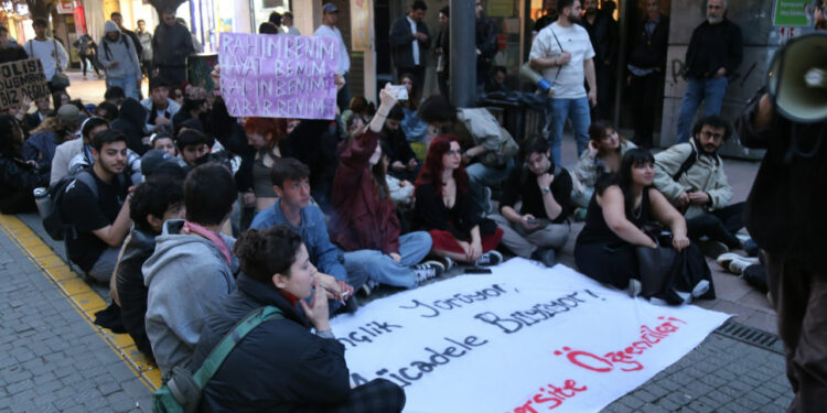 Eskişehir’de 3 Öğrenci Gözaltına Alındı