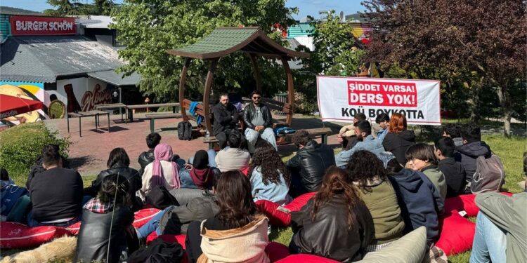 Boykottaki Öğrencilere Dayanışma Dersi