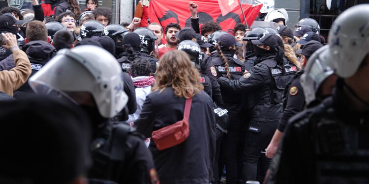 Taksim’e Yürümek İsteyen Kitleye Müdahale