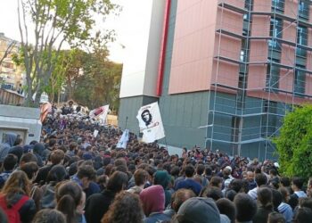 İstanbul’da Onlarca Öğrenci Gözaltına Alındı