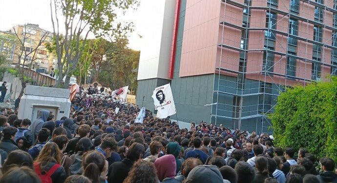 İstanbul’da Onlarca Öğrenci Gözaltına Alındı