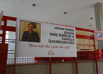 Gençler Önder İçin Pankart Astı