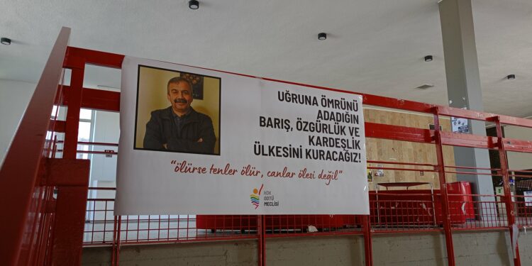 Gençler Önder İçin Pankart Astı