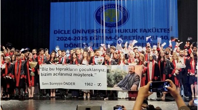 Dicle’de Öğrenciler Sırrı Süreyya Önder’i Andı