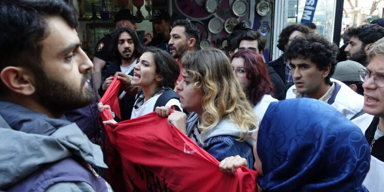 İstanbul’da 2 Genç Tutuklandı