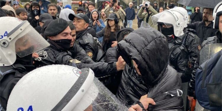 Taksim’de Gözaltına Alınan 13 Kişi Tutuklandı