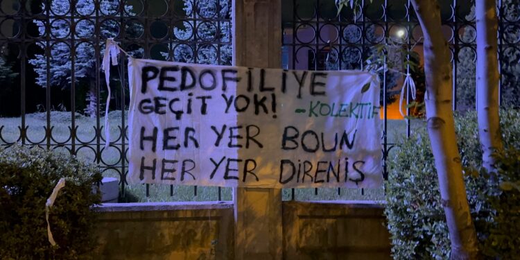 Öğrencilerden Diyanet’e Pankartlı Protesto