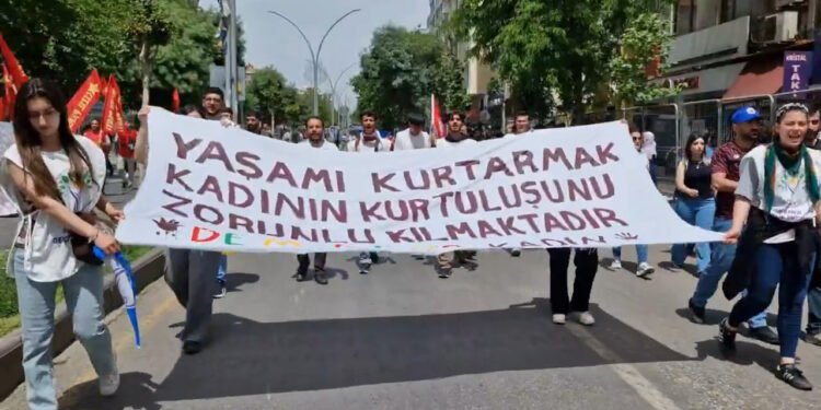 Amed’te Gençlerden 1 Mayıs Korteji 