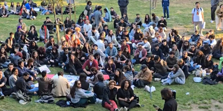 Öğrenciler Tutsak Arkadaşları İçin Buluştu