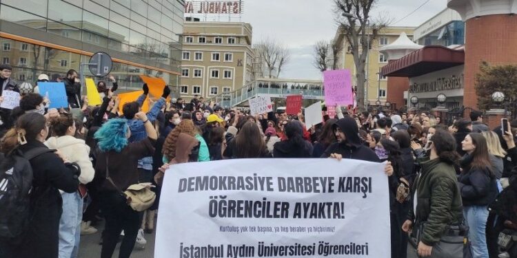 Protestoya Katılan Öğrenciye Uzaklaştırma