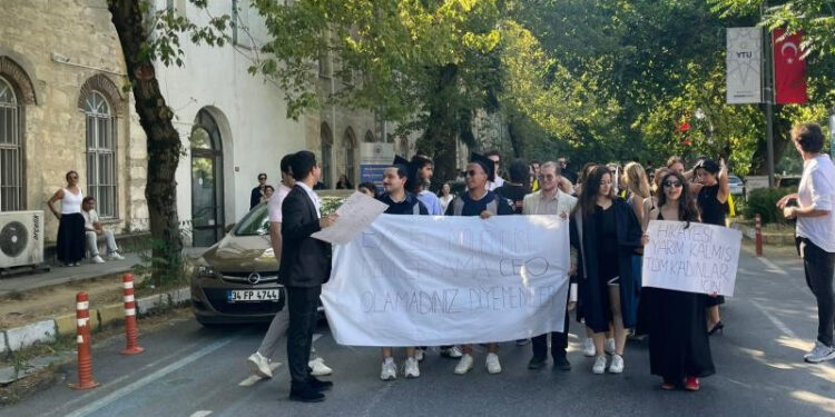 YTÜ Öğrencilerinden Alternatif Mezuniyet Töreni