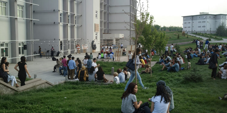 Yurtların Boşaltılmasına Öğrenciler Tepkili