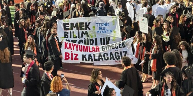 İTÜ Mezuniyet Töreninde Protesto