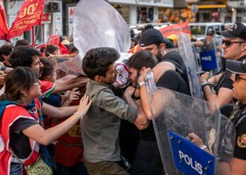 Pirsûs Katliamı Yürüyüşüne Polis Saldırdı