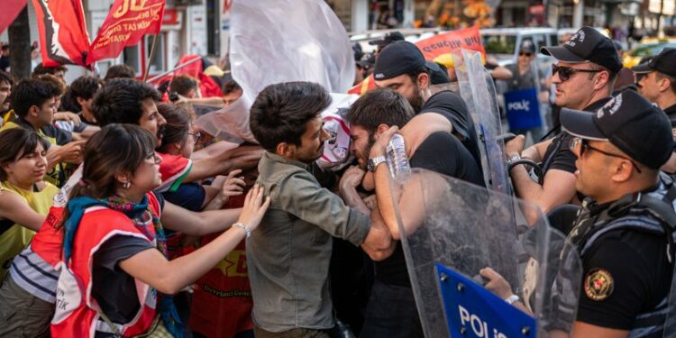 Pirsûs Katliamı Yürüyüşüne Polis Saldırdı