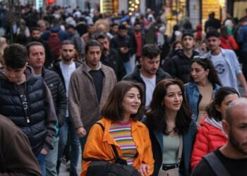 Gençler Eğitim ve İş Bulma Umuduyla Yollarda