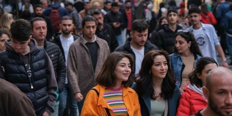 Gençler Eğitim ve İş Bulma Umuduyla Yollarda