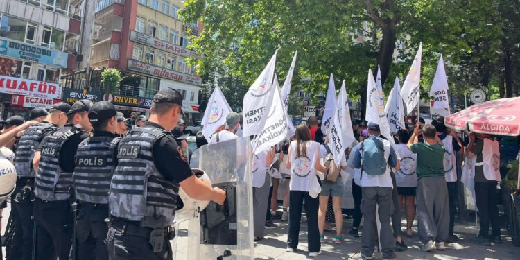 Öğretmen Yürüyüşüne Müdahale