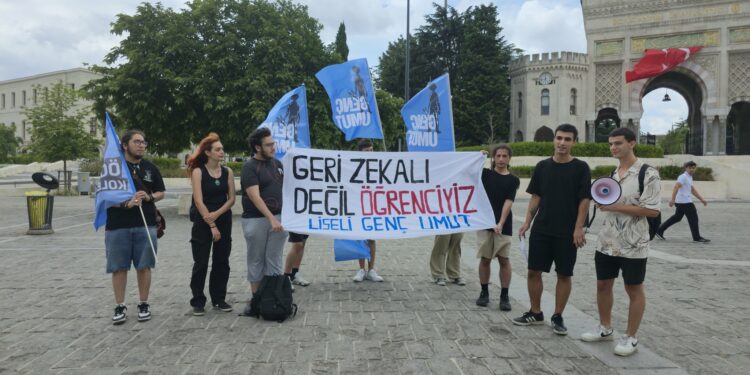 Liselilerin LGS Protestosu Sürüyor