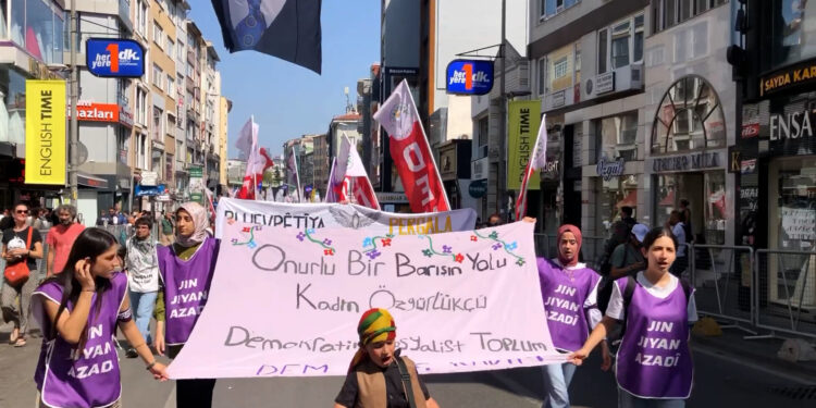 Gençlerden Barış Mitingi Öncesi Yürüyüş