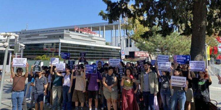 Babazade’nin Deport Edilme Girişimi Protesto Edildi