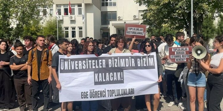 Ege Üniversitesi Öğrencilerinden Stantlarının Kaldırılmasına Tepki