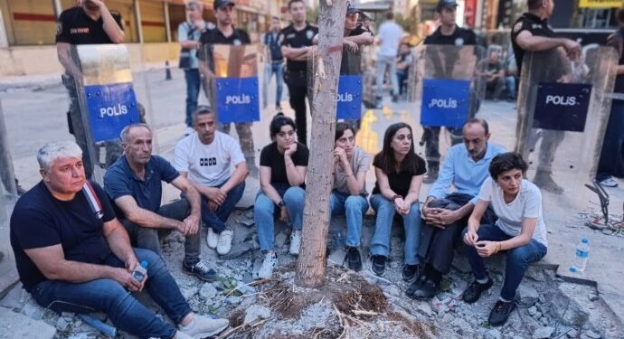 Êlih’te Polis Korumasında Ağaç Kıyımı