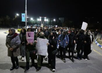Öğrencilerin Sorularını Yanıtlamayan Rektör Kaçtı