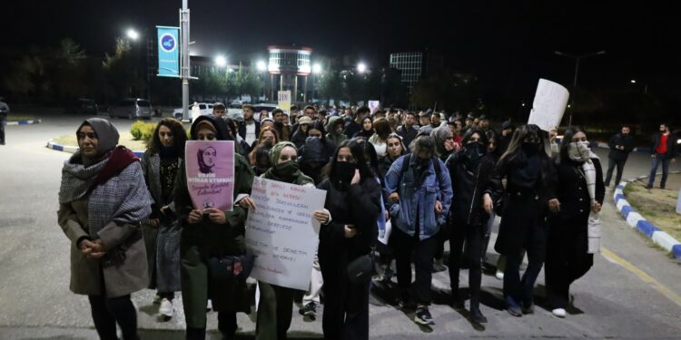 Öğrencilerin Sorularını Yanıtlamayan Rektör Kaçtı